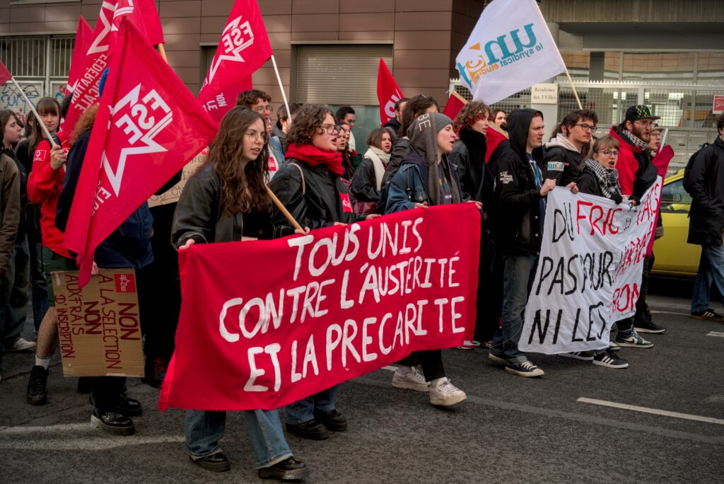 Banderole "tous unis contre l'austérité et la précarité".