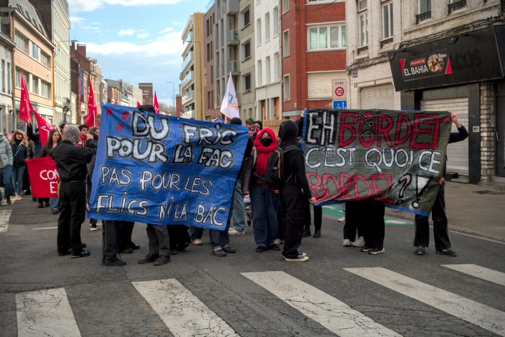 Banderoles de tête par un black bloc : "Du fric pour la fac, pas pour les flics ni la bac". "Eh Bordet, c'est quoi ce bordel ?"