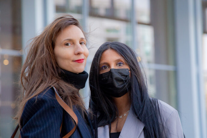 Maître Pauline Rongier et Khadija devant le tribunal de Paris